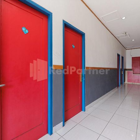 Ian Hotel Jaksa Mitra Reddoorz Джакарта Екстериор снимка