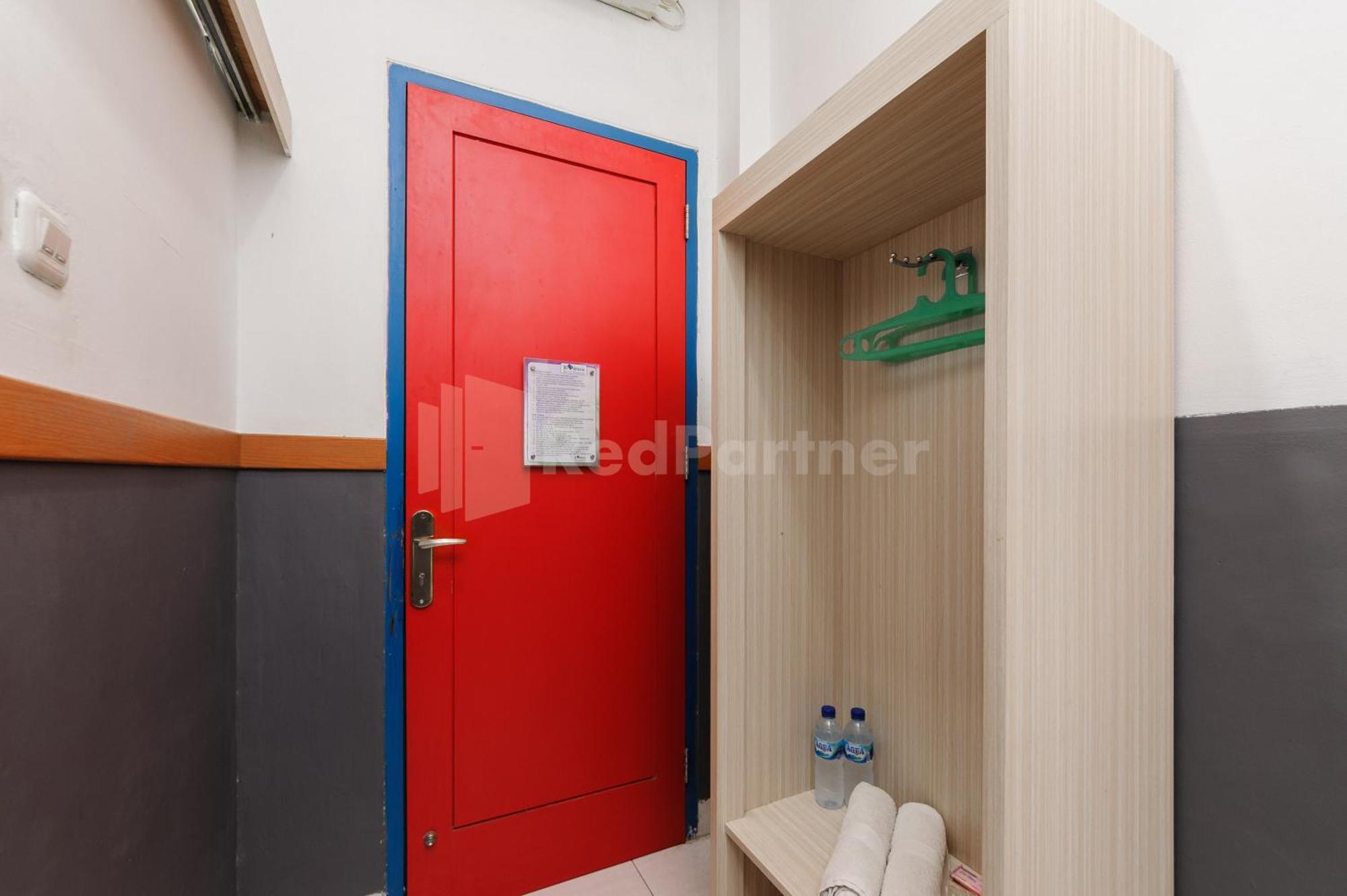 Ian Hotel Jaksa Mitra Reddoorz Джакарта Екстериор снимка