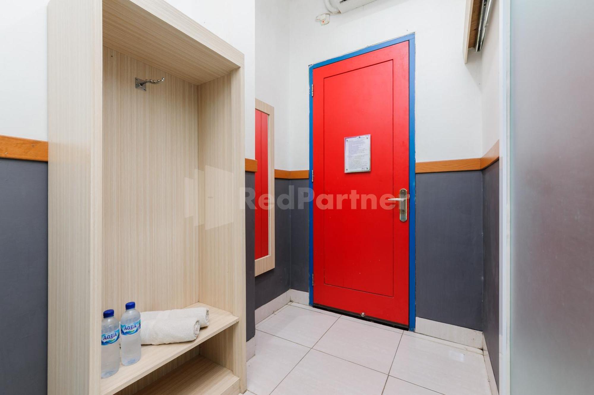 Ian Hotel Jaksa Mitra Reddoorz Джакарта Екстериор снимка